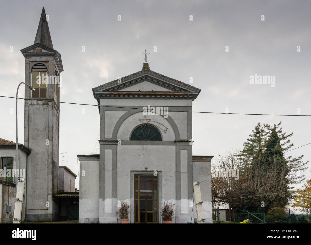 Façade du XV siècle église néoclassique dédiée à la Nativité de la Vierge Marie dans le village de Parigné l près de Ravenne dans la campagne de l'Emilie Romagne en Italie : reconstruite en 1400 sur les ruines d'un 1100. Banque D'Images