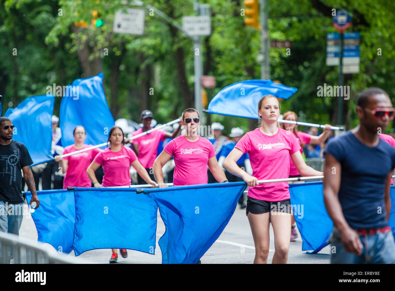 New York, USA. 31 mai, 2015. Le défilé d'Israël célèbrent la tradition a été commencé en 1965, lorsque des milliers de personnes ont marché vers le bas de la promenade Riverside à l'appui du jeune État d'Israël. Dans le 2011, le nom de la parade a été changé de salut à Israël pour célébrer Israël. En 2015, le thème était "parad's imagine Israël'. Dans la parade accepter pièces pratiquement toutes les écoles, les centres et les communautés juives de la Big Apple. Sur la photo : défilé juif célébrer Israël 2015 ath la 5e Ave, New York City, USA. Crédit : Alex Potemkin/Alamy Live News Banque D'Images