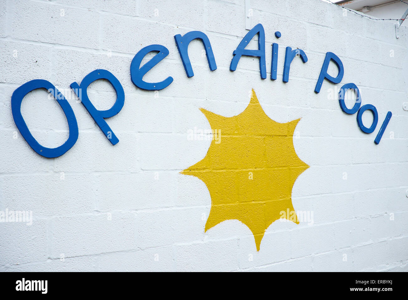 Piscine de plein air construit en 1869 l'une des plus anciennes piscines alimentées en eau de source Cirencester Gloucestershire UK Banque D'Images