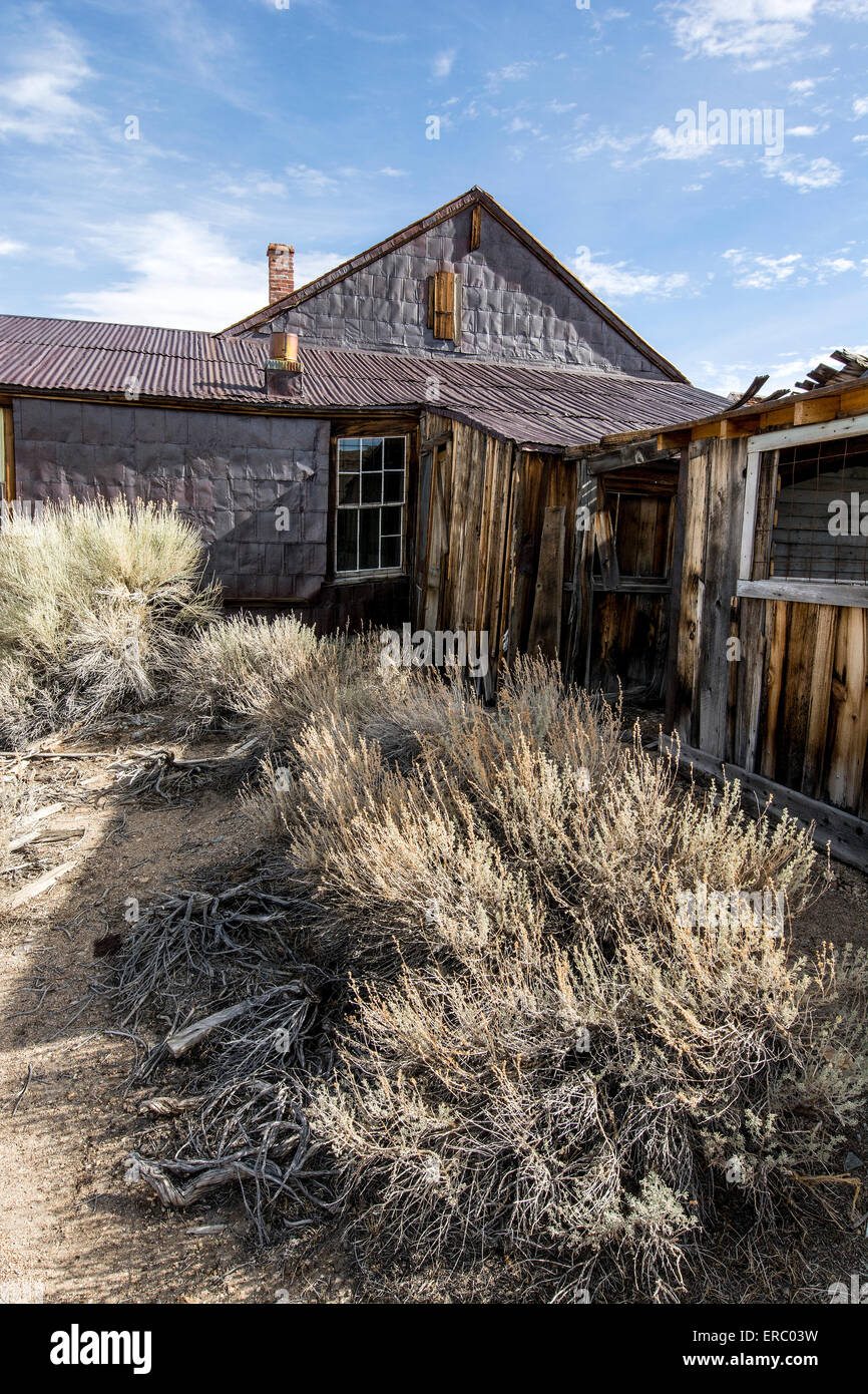 Un vieux bâtiment dans la ville fantôme de Bodie, en Californie situé dans la partie Est de la Sierra montagnes de Californie Banque D'Images