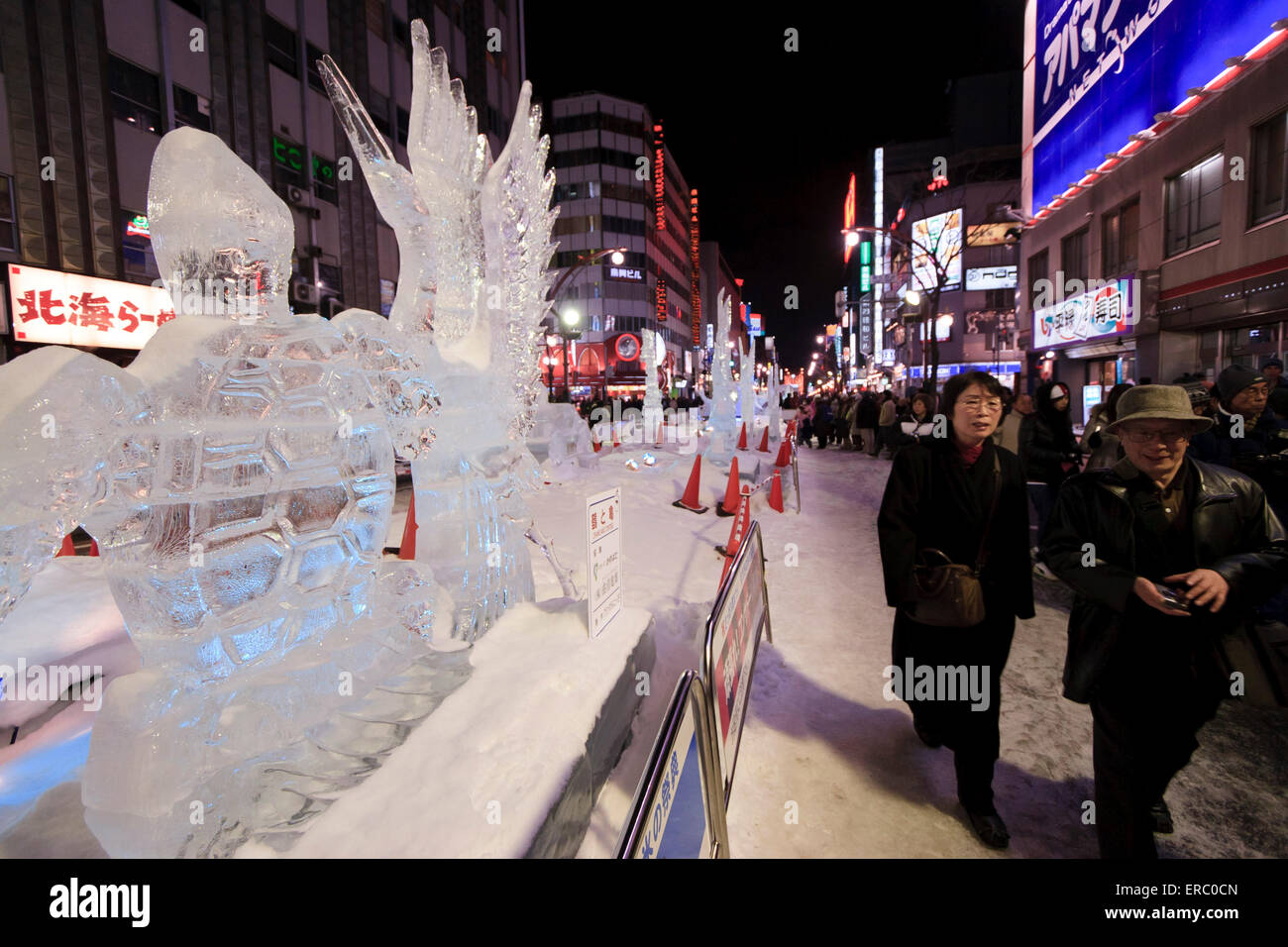 Au cours de l'assemblée annuelle du Festival de neige à Sapporo, le quartier des divertissements de Susukino est l'hôte de grandes sculptures de glace. Banque D'Images