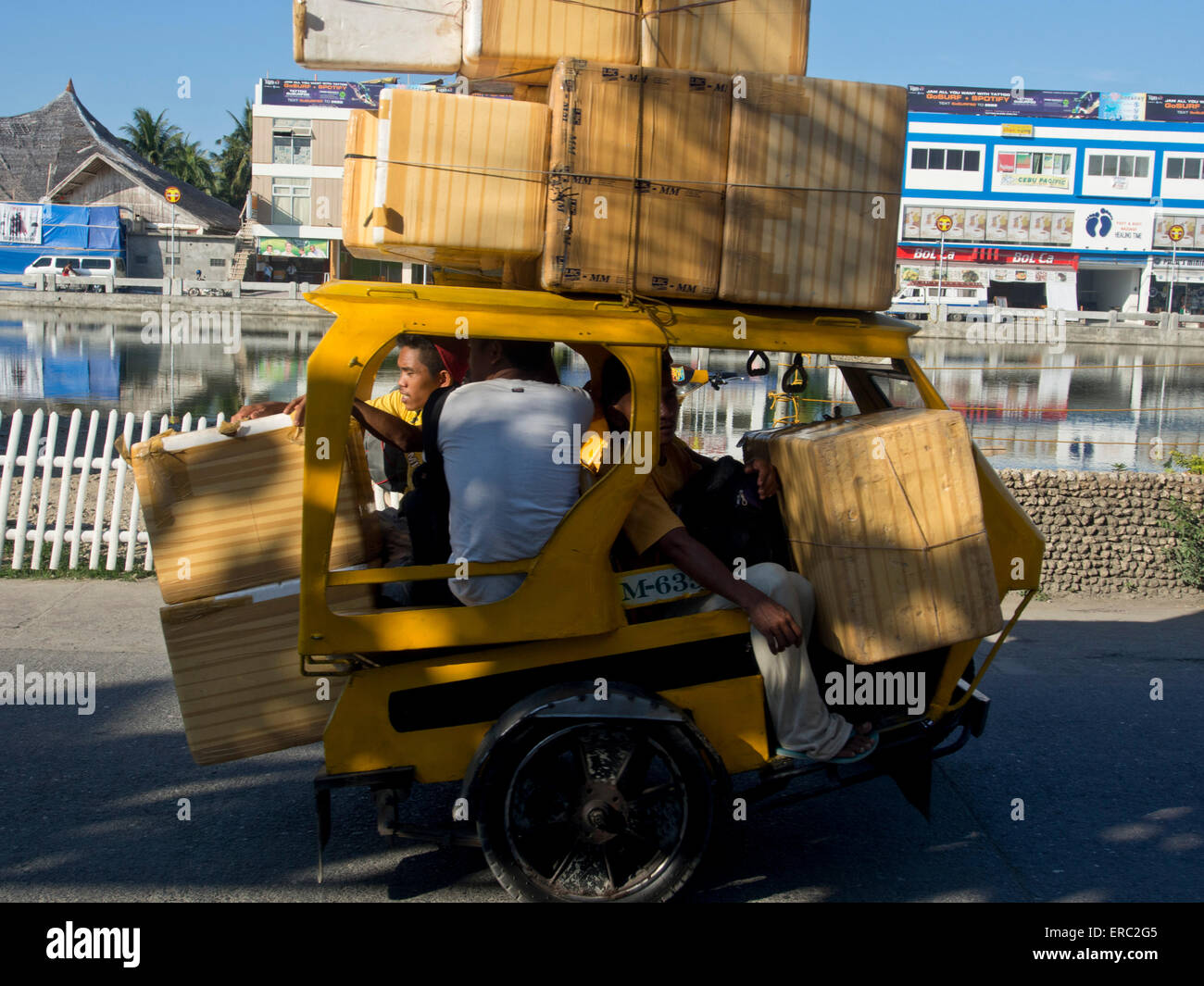 Taxi tricycle surchargé à Boracay, Philippines Banque D'Images