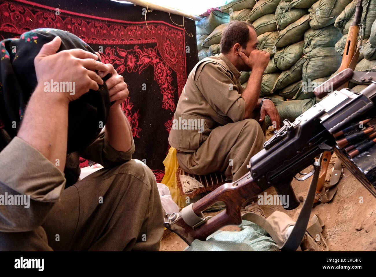 Des combattants kurdes des Forces de défense du peuple HPG l'aile militaire du Parti des Travailleurs du Kurdistan PKK avec un Russe PK 7,62 mm machine gun à un avant-poste de première ligne lors d'une bataille contre ISIS ou militants à l'extérieur de l'ISIL ville de Kirkouk, dans le nord de l'Iraq Banque D'Images