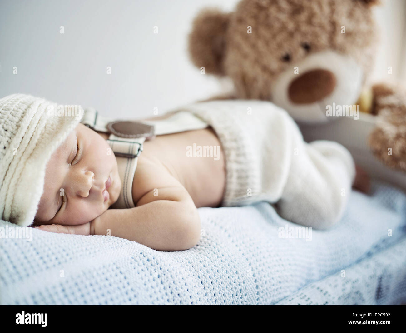 Le nouveau-né de dormir avec un ours en peluche Banque D'Images