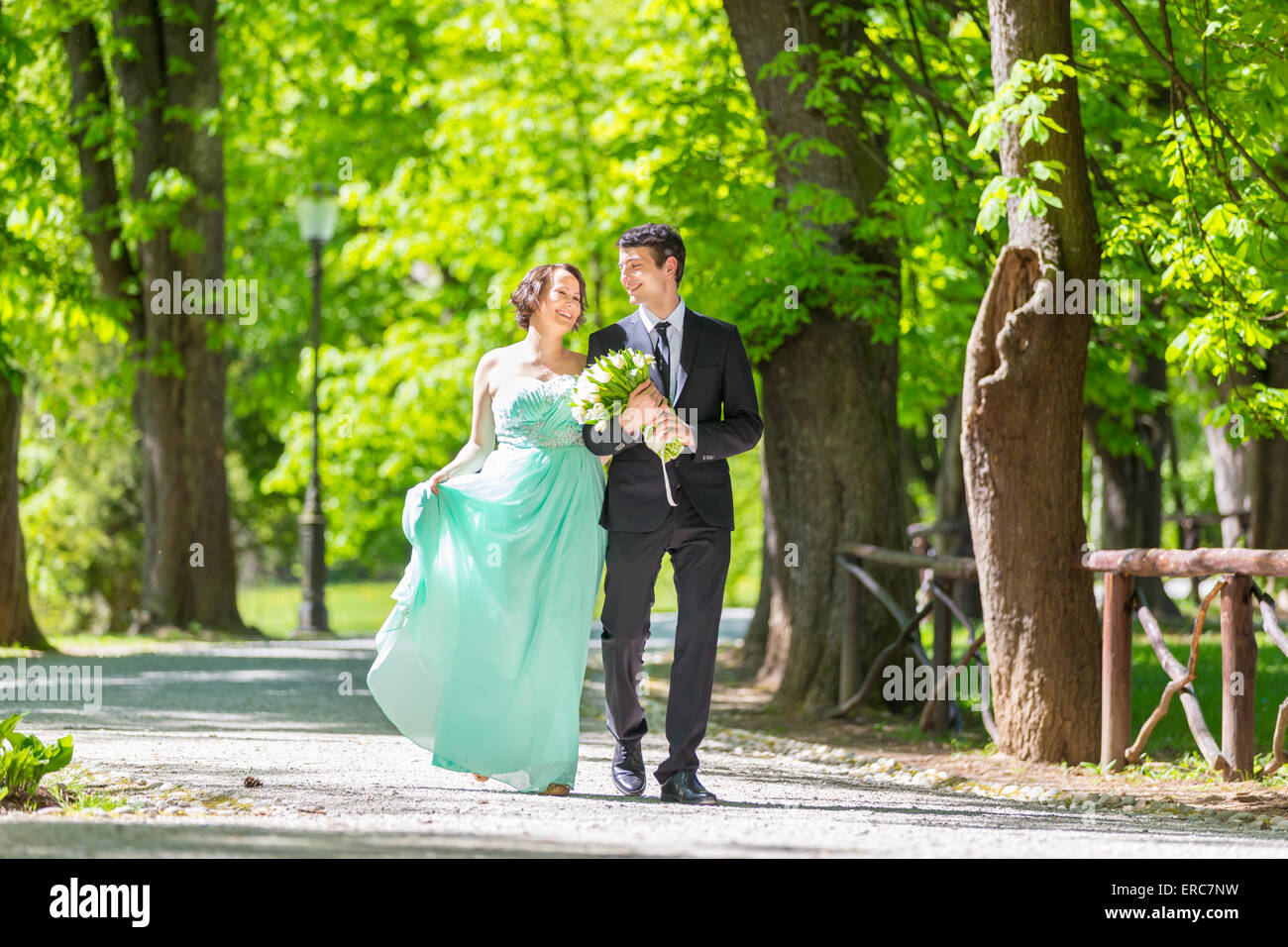 Wedding couple walking in park. Banque D'Images