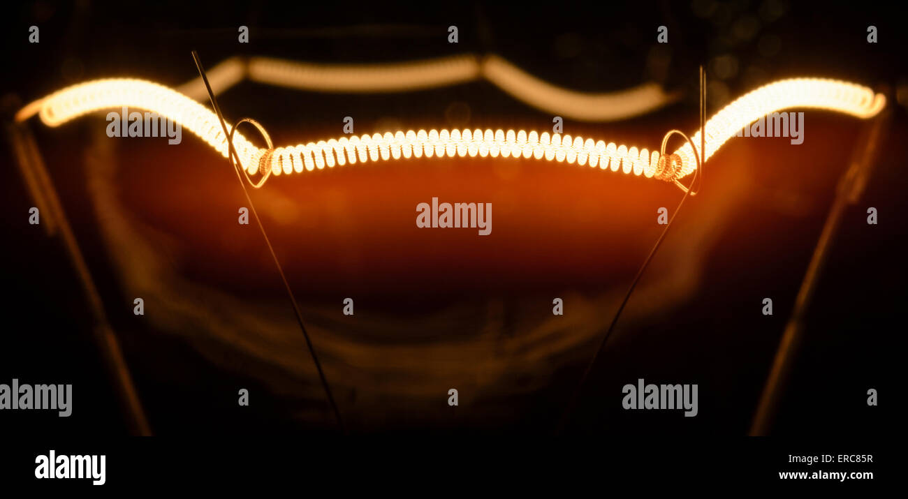 Un filament de l'ampoule électrique à incandescence, sous tension. Banque D'Images