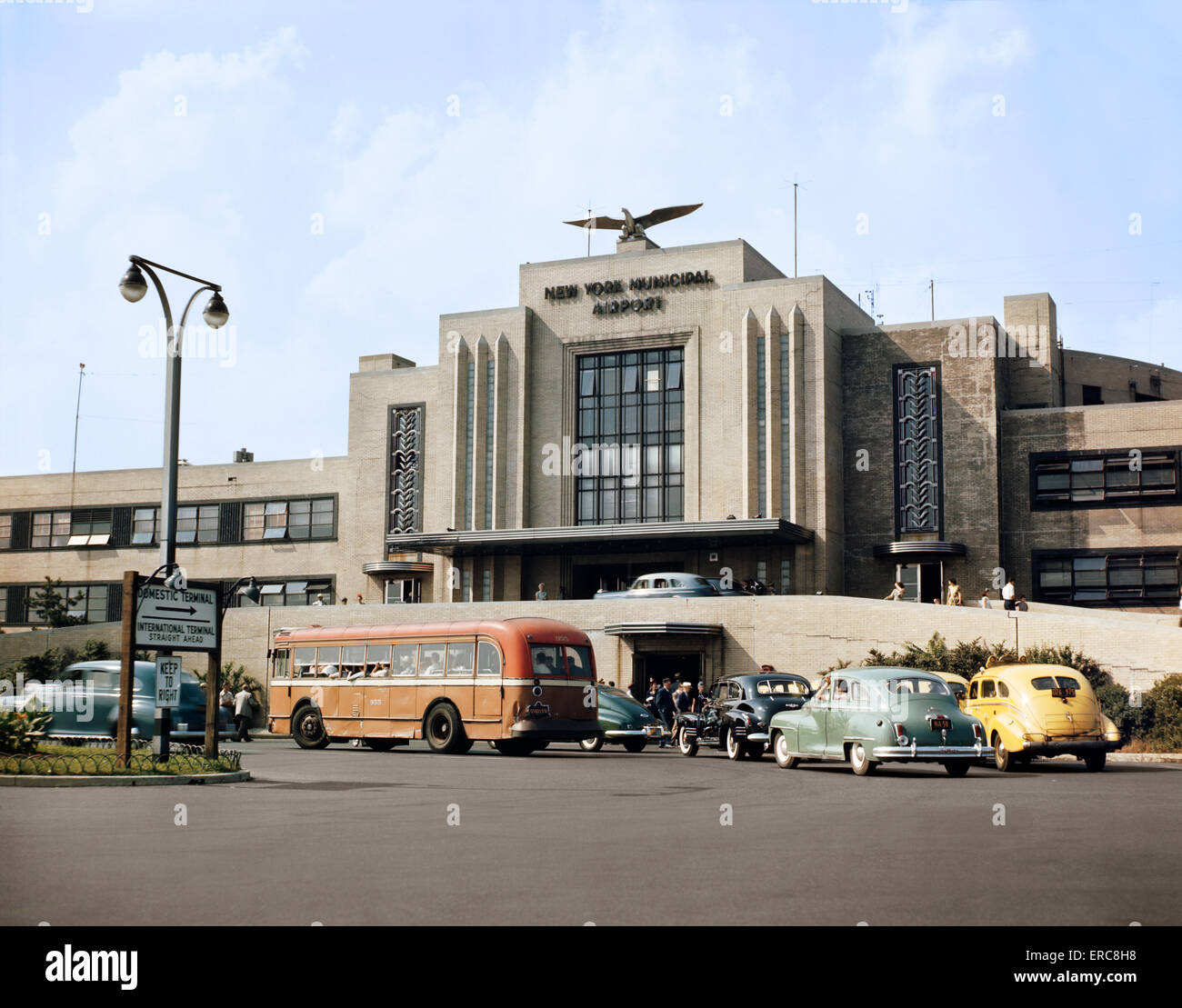 1940 voitures taxis bus à l'extérieur du bâtiment principal de l'AÉROPORT LAGUARDIA QUEENS NEW YORK CITY USA Banque D'Images