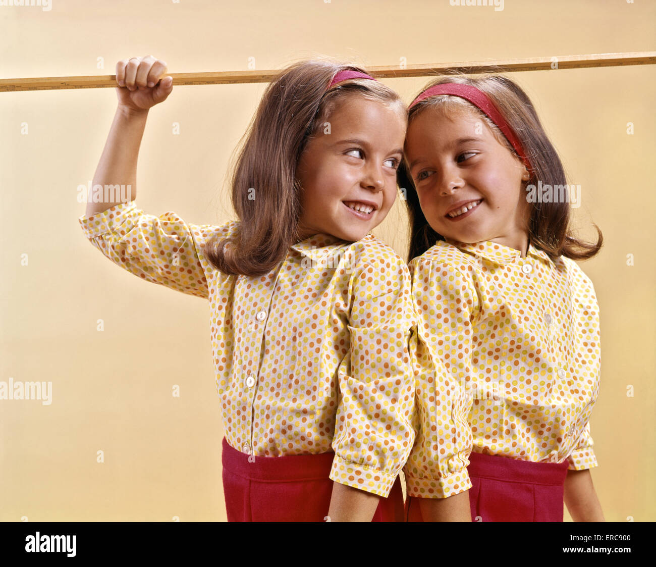 1960 LITS POUR MESURER LEUR HAUTEUR AVEC GUIDE SUR LEURS TÊTES Banque D'Images