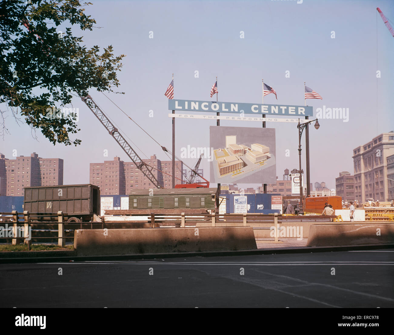 1960 SIGNE LES DRAPEAUX sur Broadway où les vieux immeubles ONT ÉTÉ ENLEVER ET LE LINCOLN CENTER FOR PERFORMING ARTS EST EN CONSTRUCTION Banque D'Images