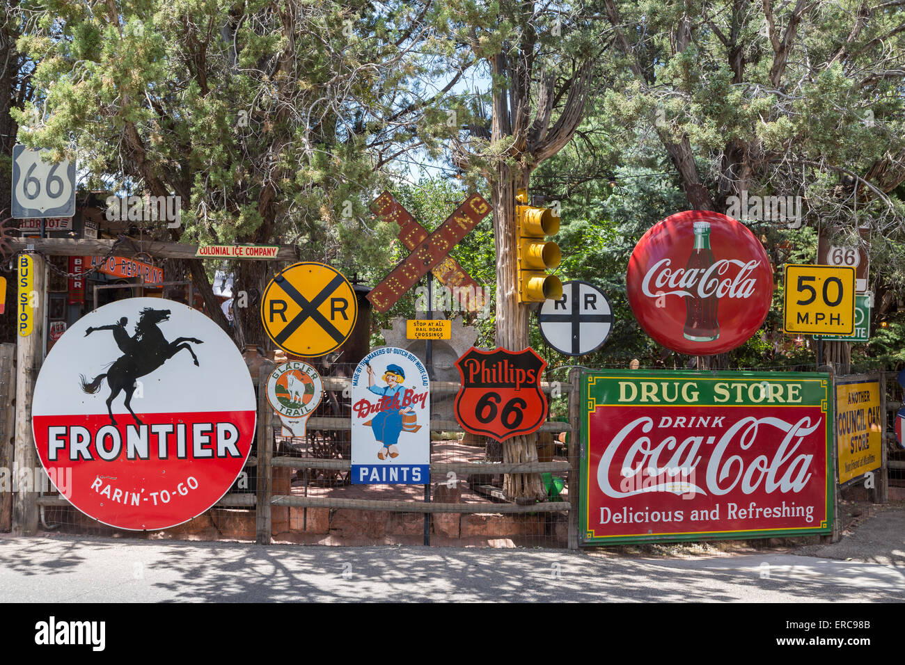Les panneaux publicitaires en métal coloré, Sedona, Arizona, USA Banque D'Images