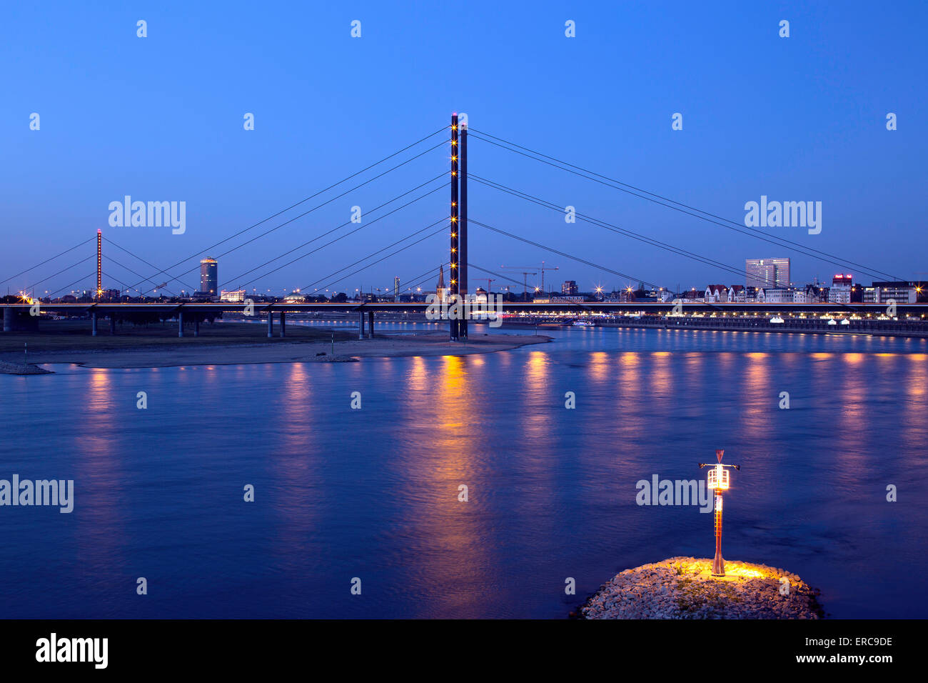 Rheinkniebrücke pont sur le Rhin, pont à haubans, Düsseldorf, Rhénanie du Nord-Westphalie, Allemagne, Banque D'Images