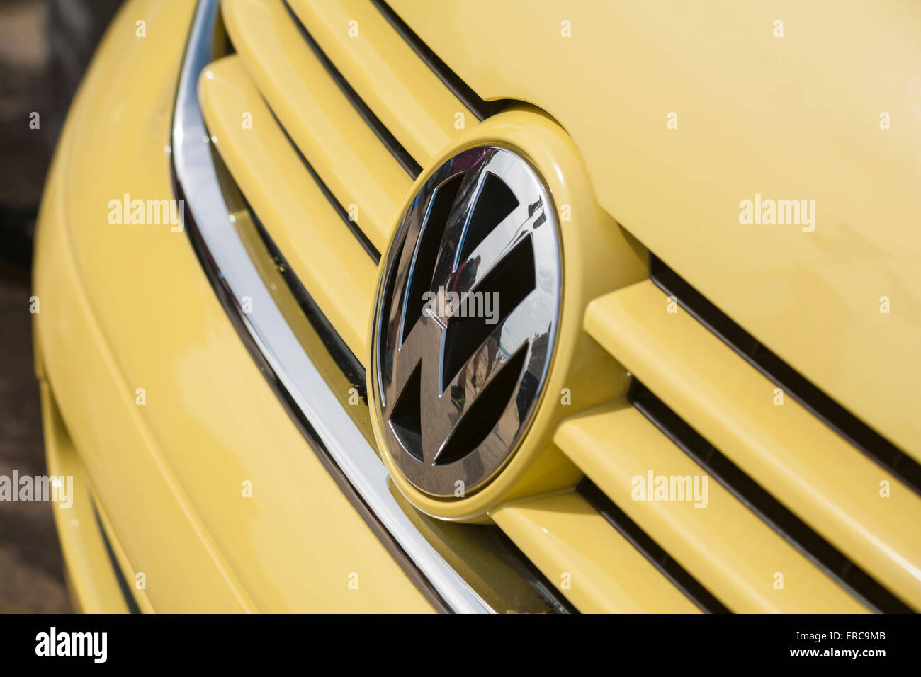 Logo VW sur le devant de la Volkswagen campervan jaune fourgonnette de camping Banque D'Images