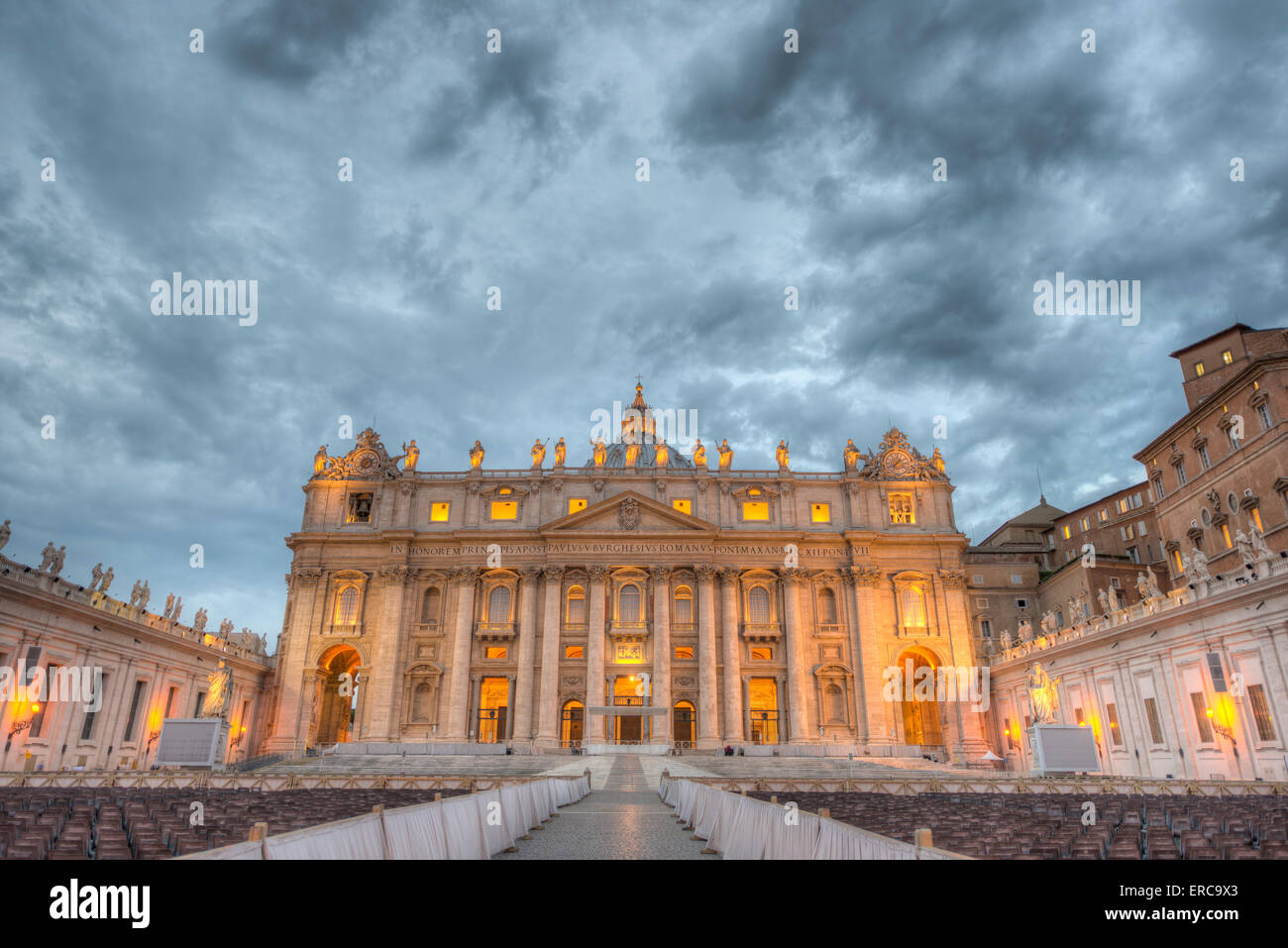 La Place Saint Pierre avec la Basilique Saint Pierre au crépuscule, Cité du Vatican, Rome, Latium, Italie Banque D'Images