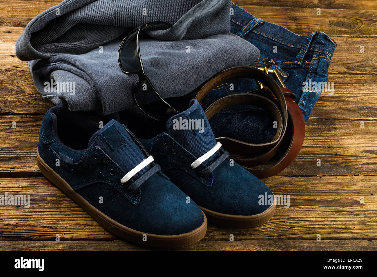 Bleu foncé des chaussures d'hommes, jeans, pull à capuche sweat-shirt et accessoires sur fond de bois Banque D'Images
