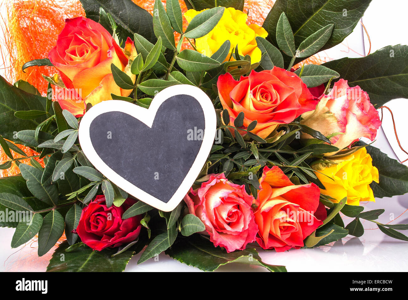 Comité de rédaction avec roses en forme de coeur, Close up Banque D'Images
