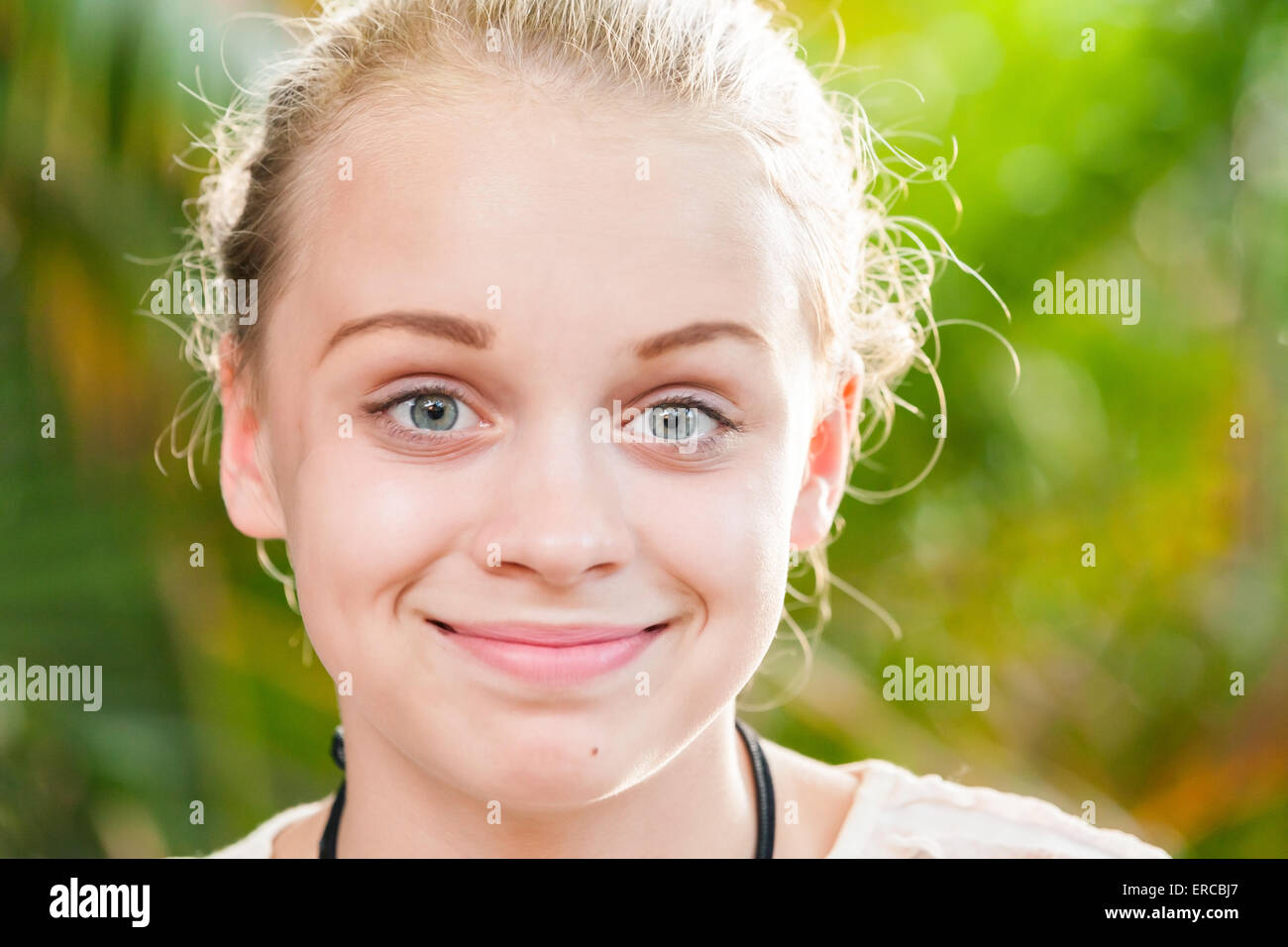 Portrait de plein air Gros plan belle happy blonde Student graduation dans un parc d'été Banque D'Images