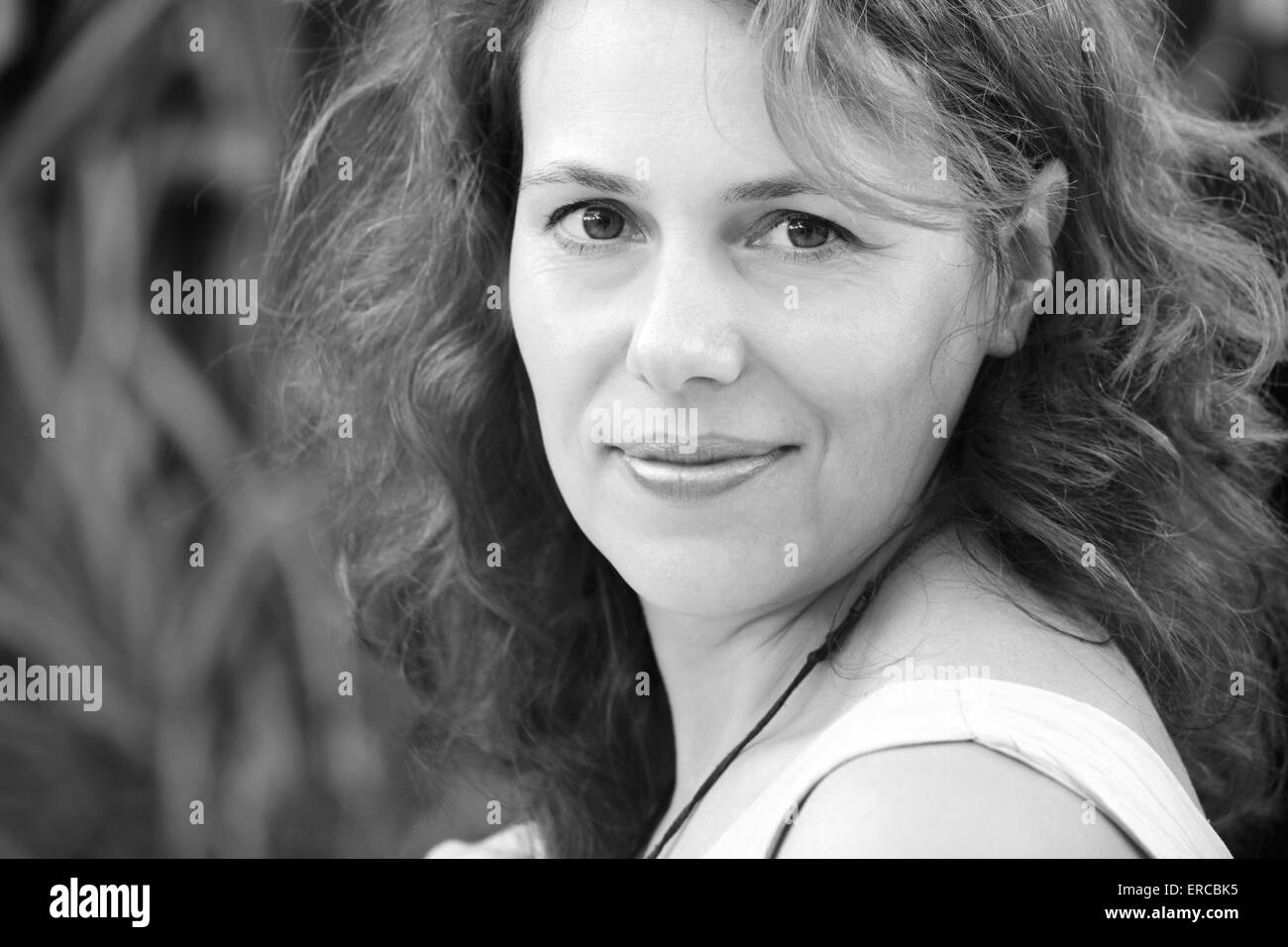 Young smiling Caucasian woman. Closeup portrait monochrome de plein air Banque D'Images