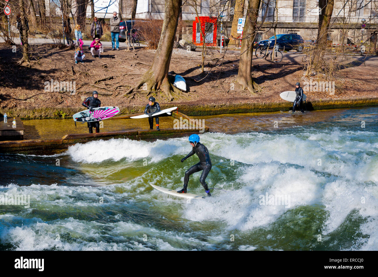 Surfeurs de vague produite par la machine de pompage, flux, Eisbach Englischer Garten, parc, centre de Munich, Bavière, Allemagne Banque D'Images