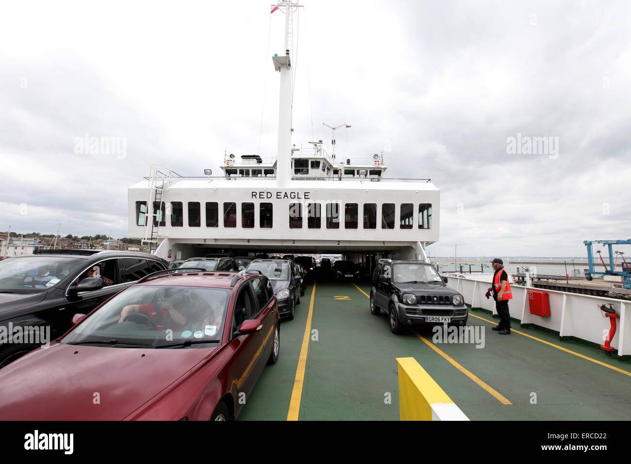 Les touristes laissant le ferry Red Funnel après son arrivée à l'île de Wight Banque D'Images