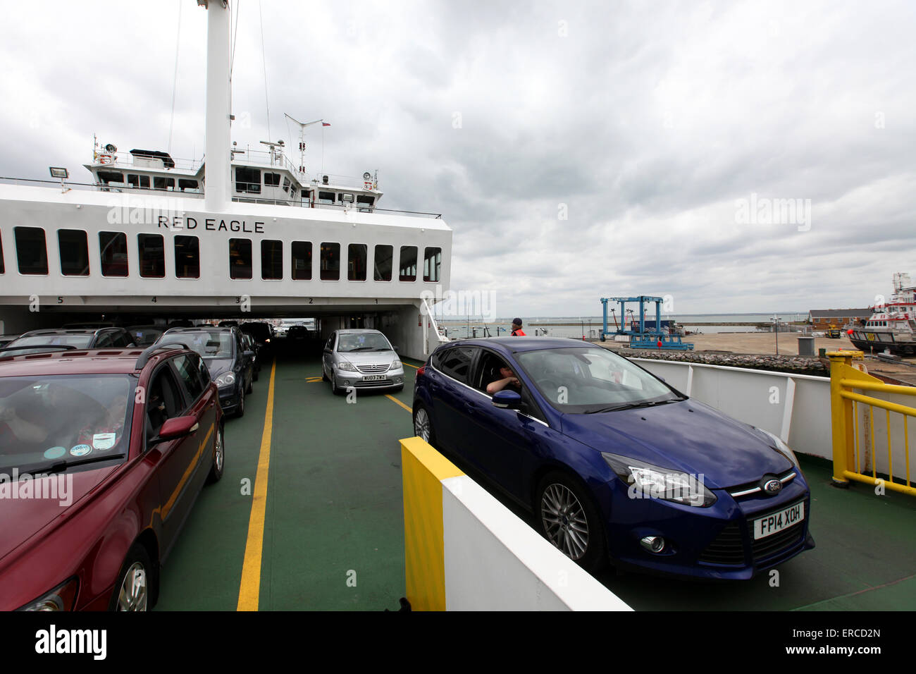 Les touristes laissant le ferry Red Funnel après son arrivée à l'île de Wight Banque D'Images