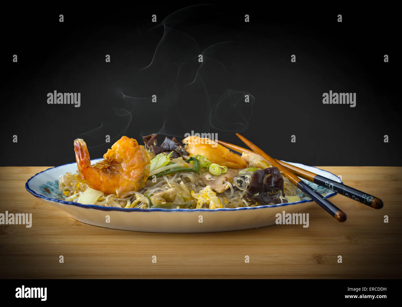 En Asie, les nouilles de verre fumée et crevettes légumes sur conseil de bambou Banque D'Images