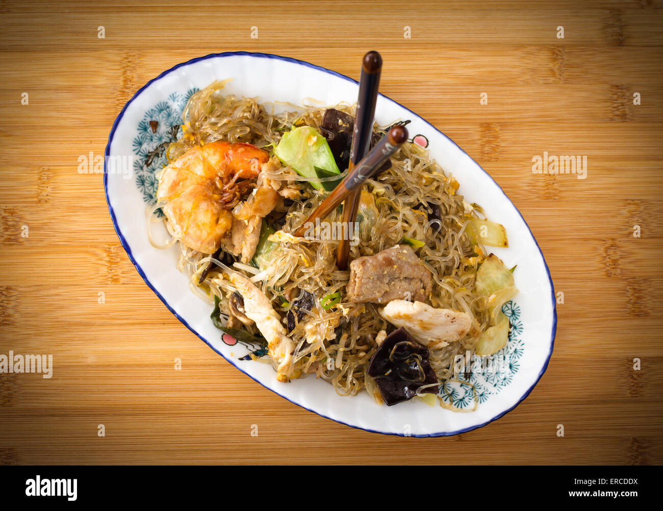 Verre Asie nouilles, légumes et crevettes, vue du dessus Banque D'Images