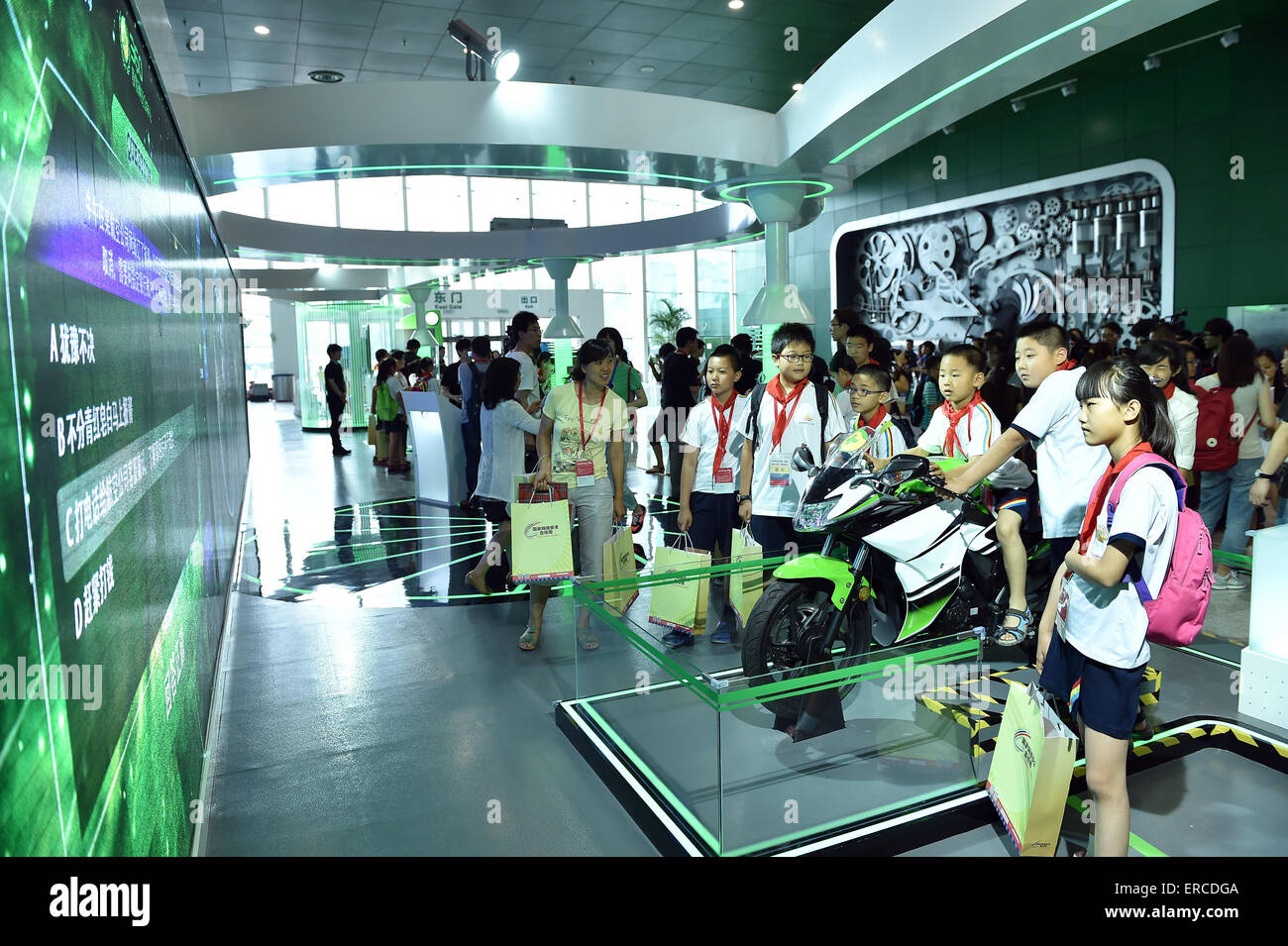 Beijing, Chine. 1er juin 2015. Les représentants des élèves du primaire en visite en Chine populaire de la cybersécurité une base scientifique pour les jeunes après la cérémonie d'ouverture de la 2e semaine de cybersécurité de la Chine à Beijing, capitale de Chine, le 1 er juin 2015. © Li Xin/Xinhua/Alamy Live News Banque D'Images