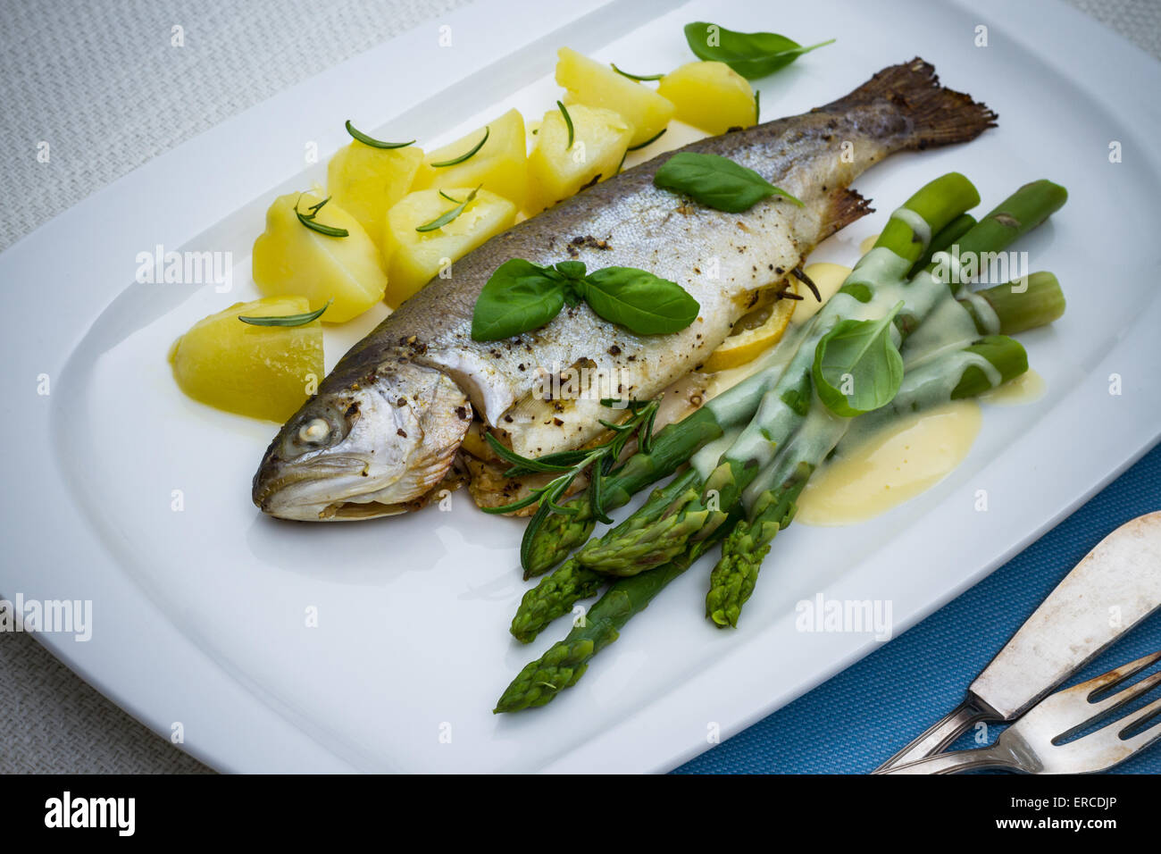 Truite grillée aux asperges vertes et pommes de terre au romarin, vue du dessus Banque D'Images