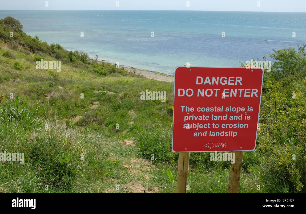 Le signe de danger avertissement sur l'érosion côtière et de glissement de terrain sur l'île de Wight UK Banque D'Images