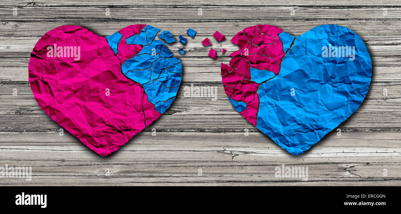 Relation romantique concept comme deux coeurs faits de papier froissé déchiré sur weathered wood comme symbole de l'attachement romantique et l'échange des sentiments et des émotions de l'amour. Banque D'Images