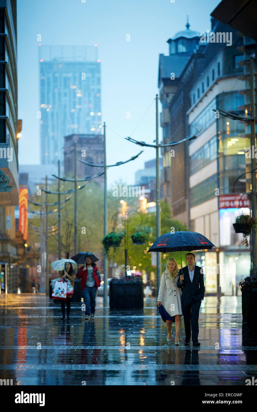 La Cathédrale de Manchester à pied sous la pluie UK Grande-bretagne British United Kingdom Europe European island Angleterre Anglais isle ni Banque D'Images