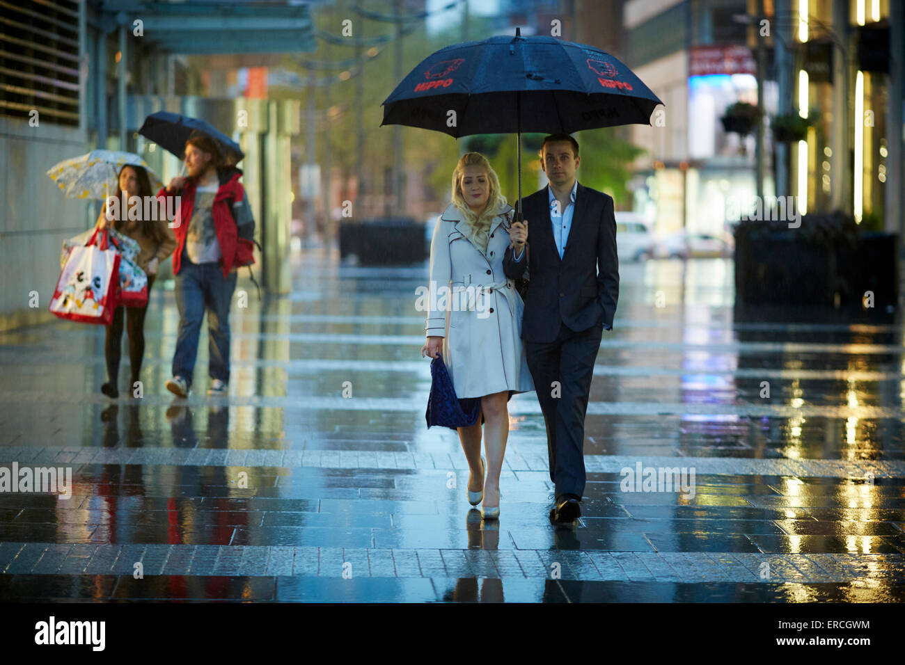 La Cathédrale de Manchester à pied sous la pluie UK Grande-bretagne British United Kingdom Europe European island Angleterre Anglais isle ni Banque D'Images