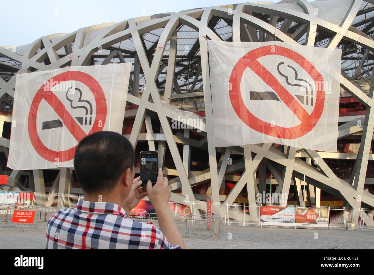 Beijing, Chine. 1er juin 2015. Les non-fumeurs les bannières sont affichées sur le Nid d'oiseau emblématique Stade national de Beijing, capitale de la Chine, le 1 er juin 2015. Une nouvelle interdiction de fumer est entrée en vigueur à Pékin le 1 juin. La nouvelle interdiction, le plus difficile du pays à ce jour, interdit de fumer dans tous les lieux publics intérieurs, les lieux et les transports publics. Après l'interdiction, l'aéroport de la capitale le lundi fermé trois fumeurs dans ses trois terminaux et a ouvert 11 places fumeurs à l'extérieur. Credit : Guo Haipeng/Xinhua/Alamy Live News Banque D'Images