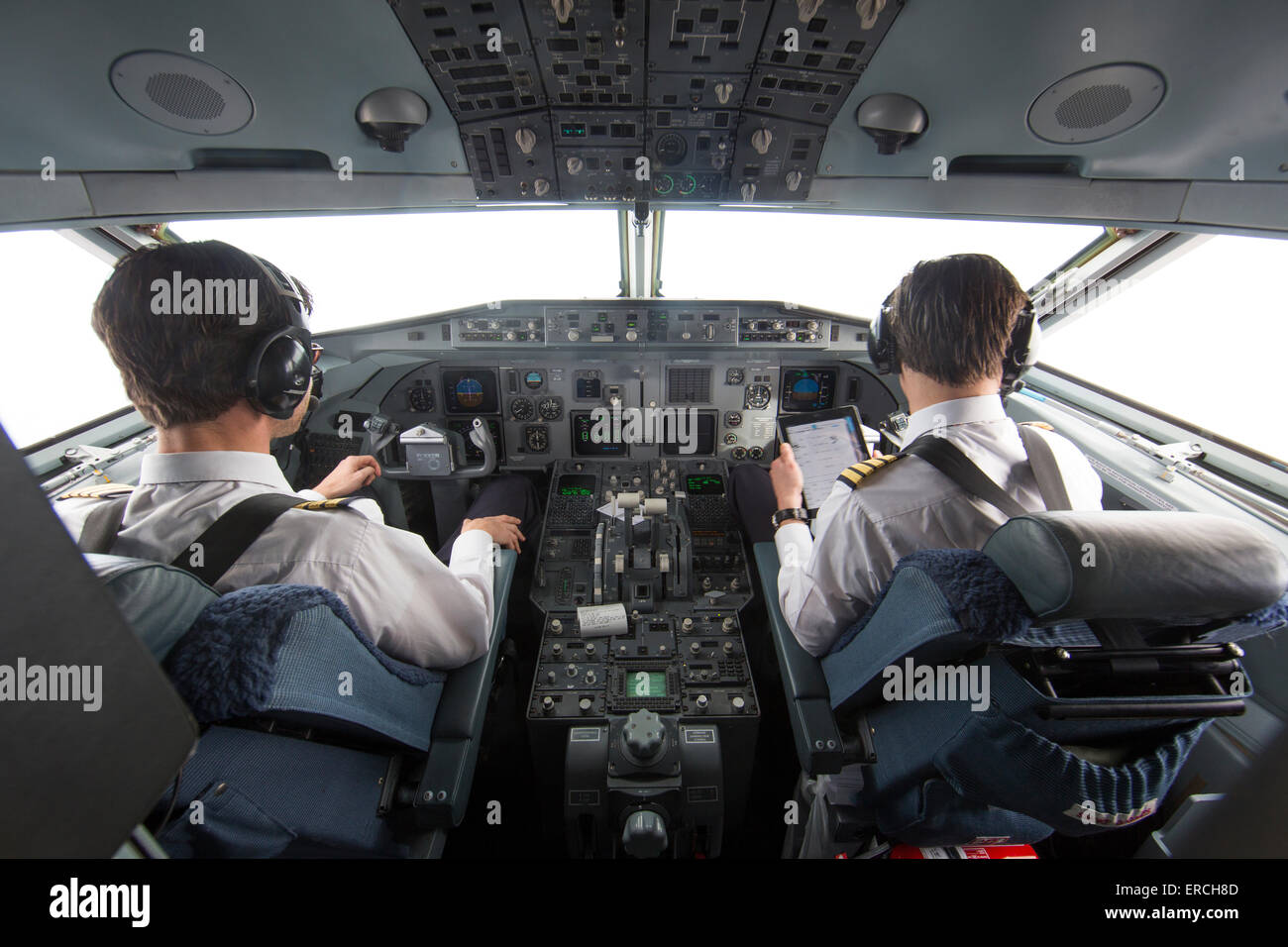 Pilotes dans le cockpit de l'KBX, Fokker 70 du Gouvernement néerlandais Banque D'Images