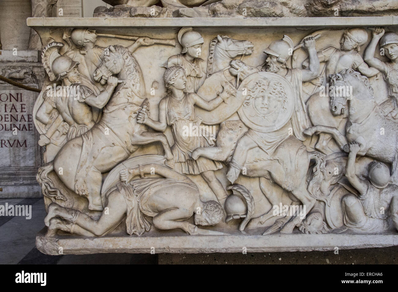 Ancienne cité romaine des scènes de bataille sur le sarcophage de Sainte Hélène. Banque D'Images