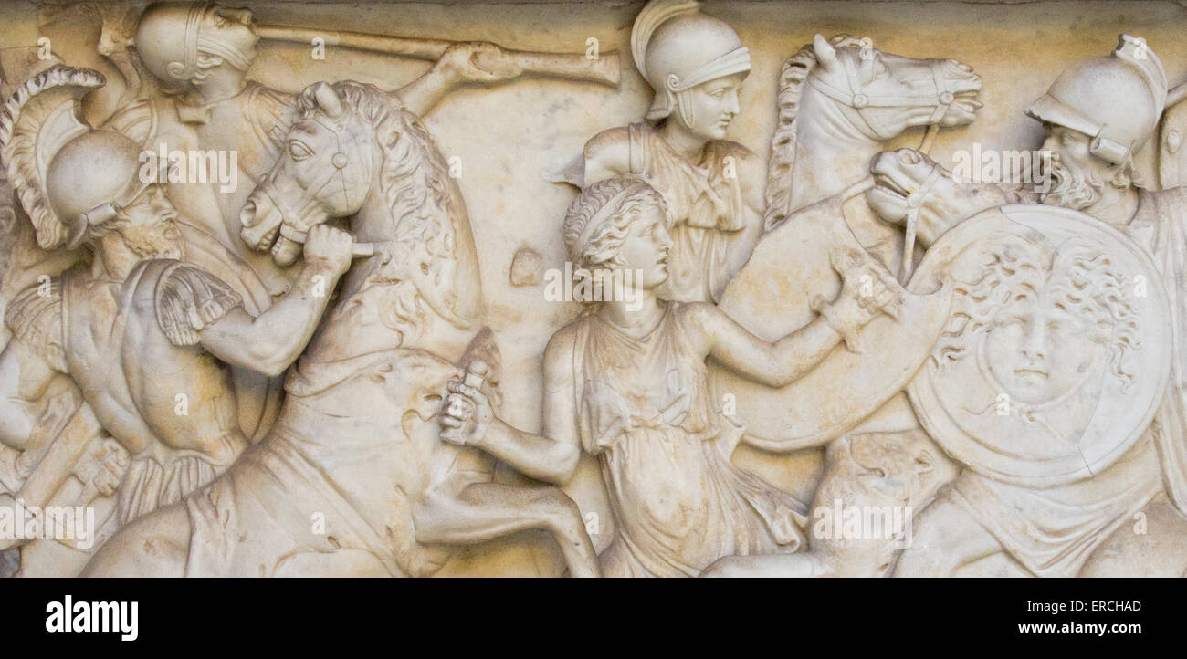 Ancienne cité romaine des scènes de bataille sur le sarcophage de Sainte Hélène. Banque D'Images