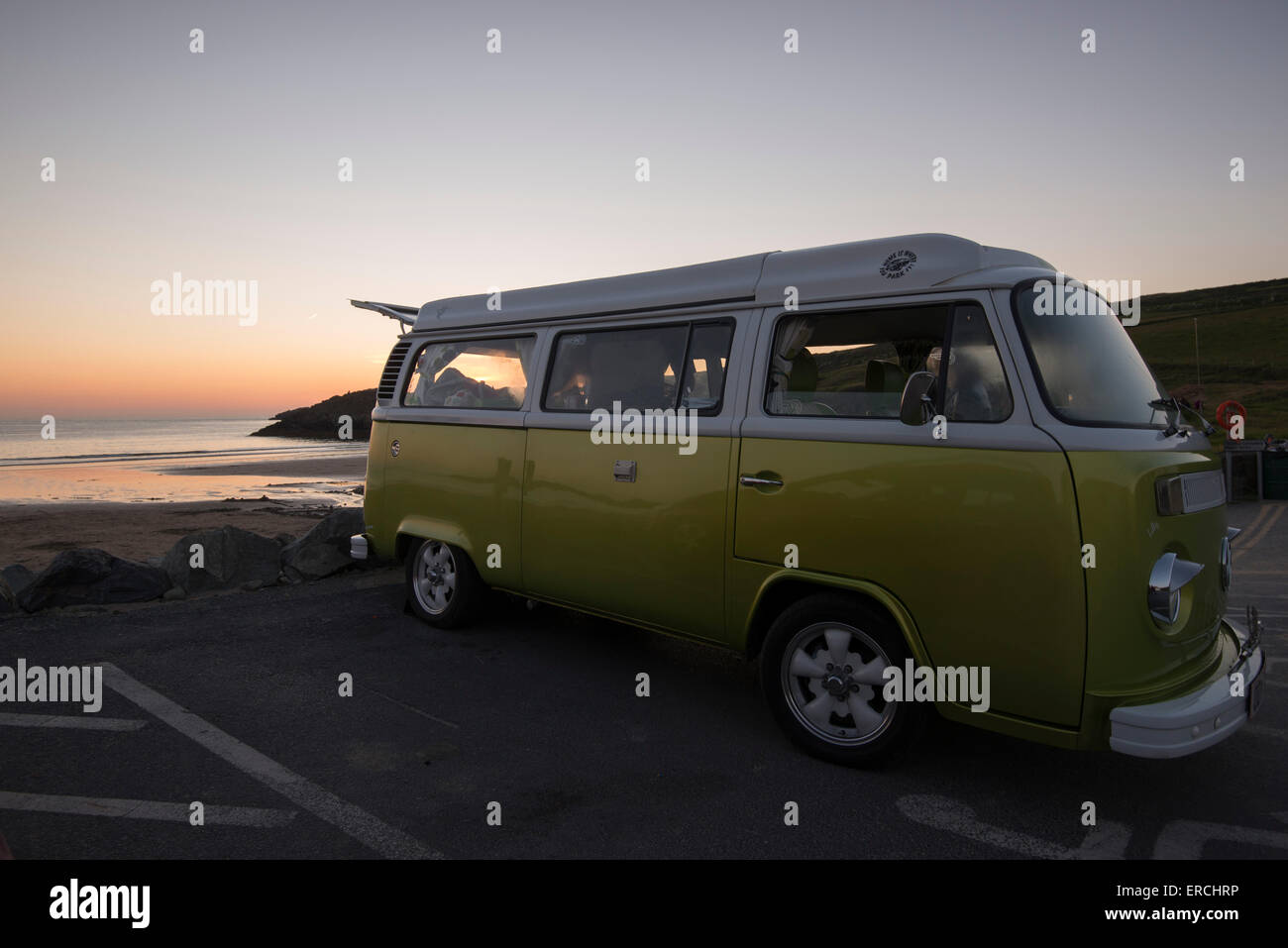 Camping-car Volkswagen au coucher du soleil à côté de Whitesands Beach à St Davids, Pembrokeshire Wales Banque D'Images