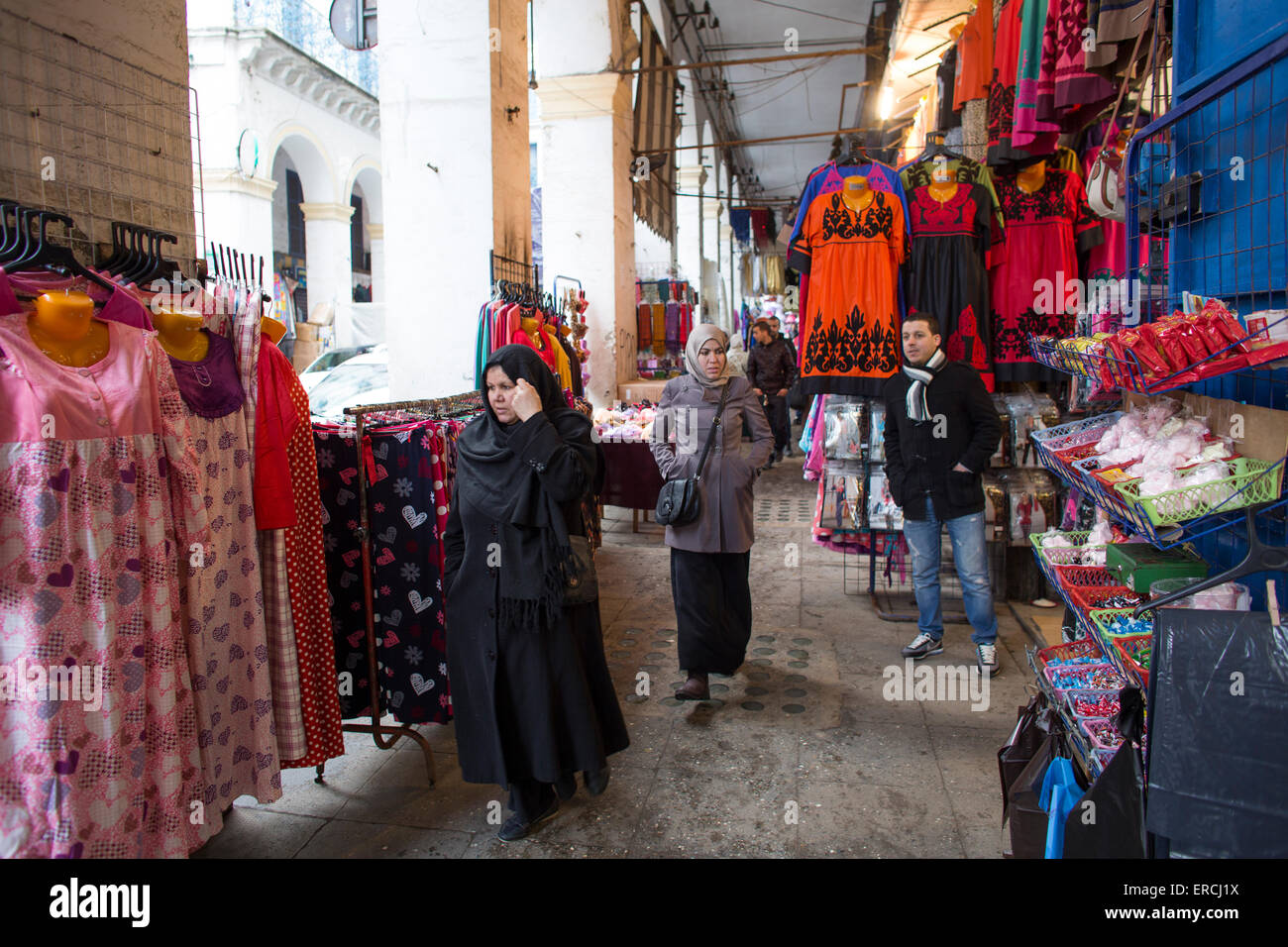 Marché de vêtements à Alger, Algérie Photo Stock - Alamy