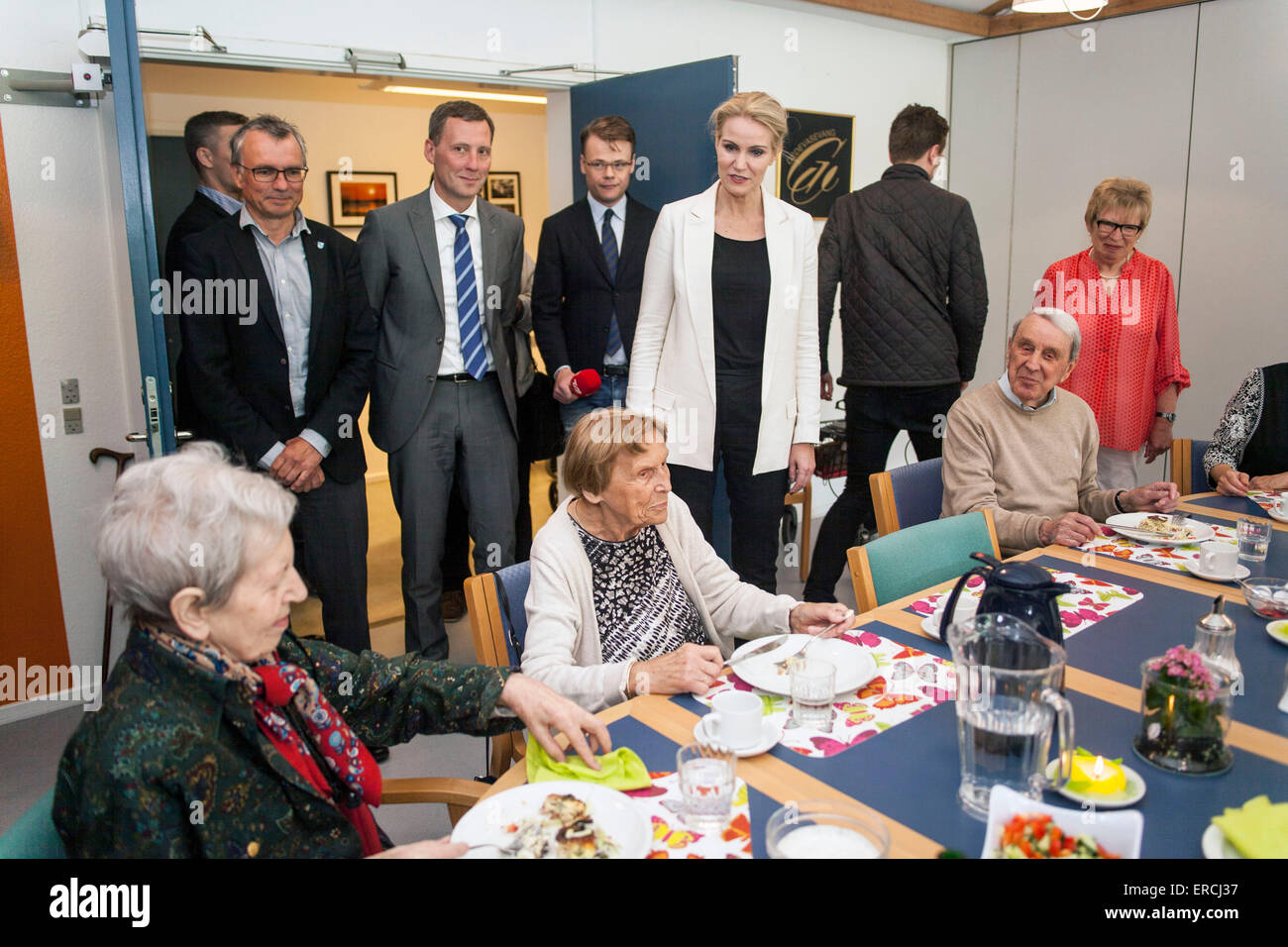 Farum, Danemark. 1er juin 2015. PM danois, Helle Thorning-Schmidt (4e, L), des visites d'un centre d'activités pour personnes retraitées en Farum près de Copenhague. Ici elle parle aux utilisateurs du centre qui profitent de leur déjeuner. Il y a un personnel permanent de 10 et environ 70 bénévoles. Le centre 600 OJPHOTOS utilisateurs : Crédit/Alamy Live News Banque D'Images