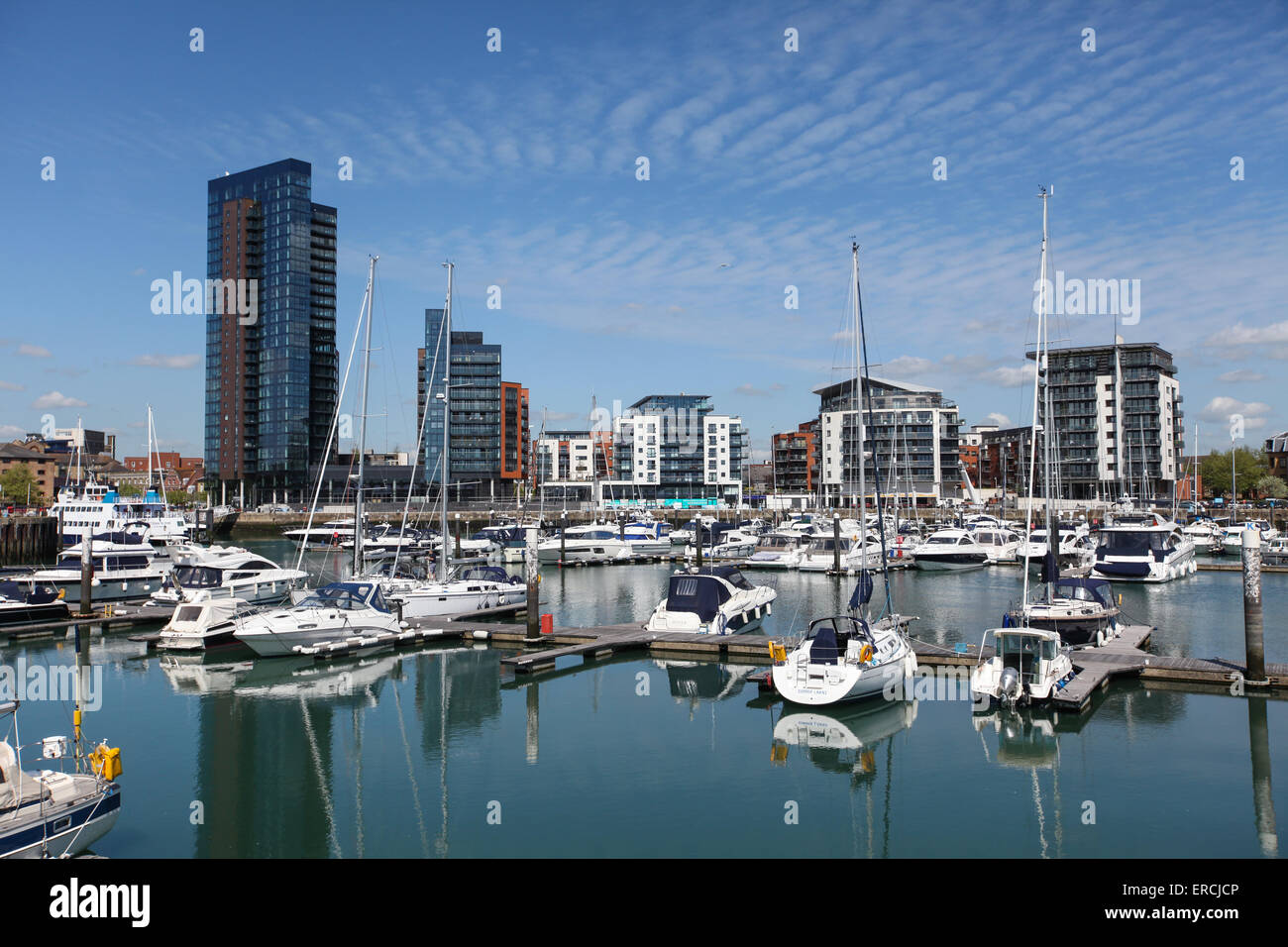 Marina Ocean Village Southampton y compris la nouvelle Admiral's Quay (à gauche de la photo) Banque D'Images