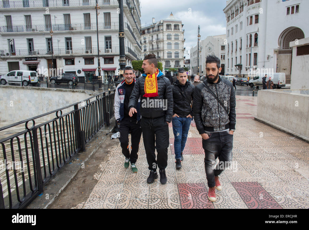 Les jeunes en centre-ville d'Alger Banque D'Images