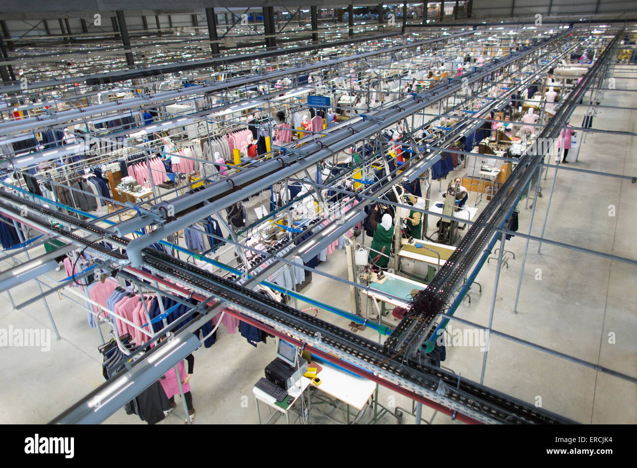 L'usine de décideurs dans le Maroc produit des vêtements pour les Néerlandais des affaires au détail Banque D'Images