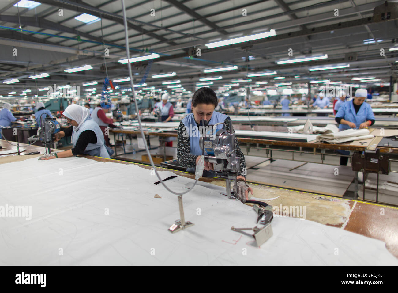 L'usine de décideurs dans le Maroc produit des vêtements pour les Néerlandais des affaires au détail Banque D'Images