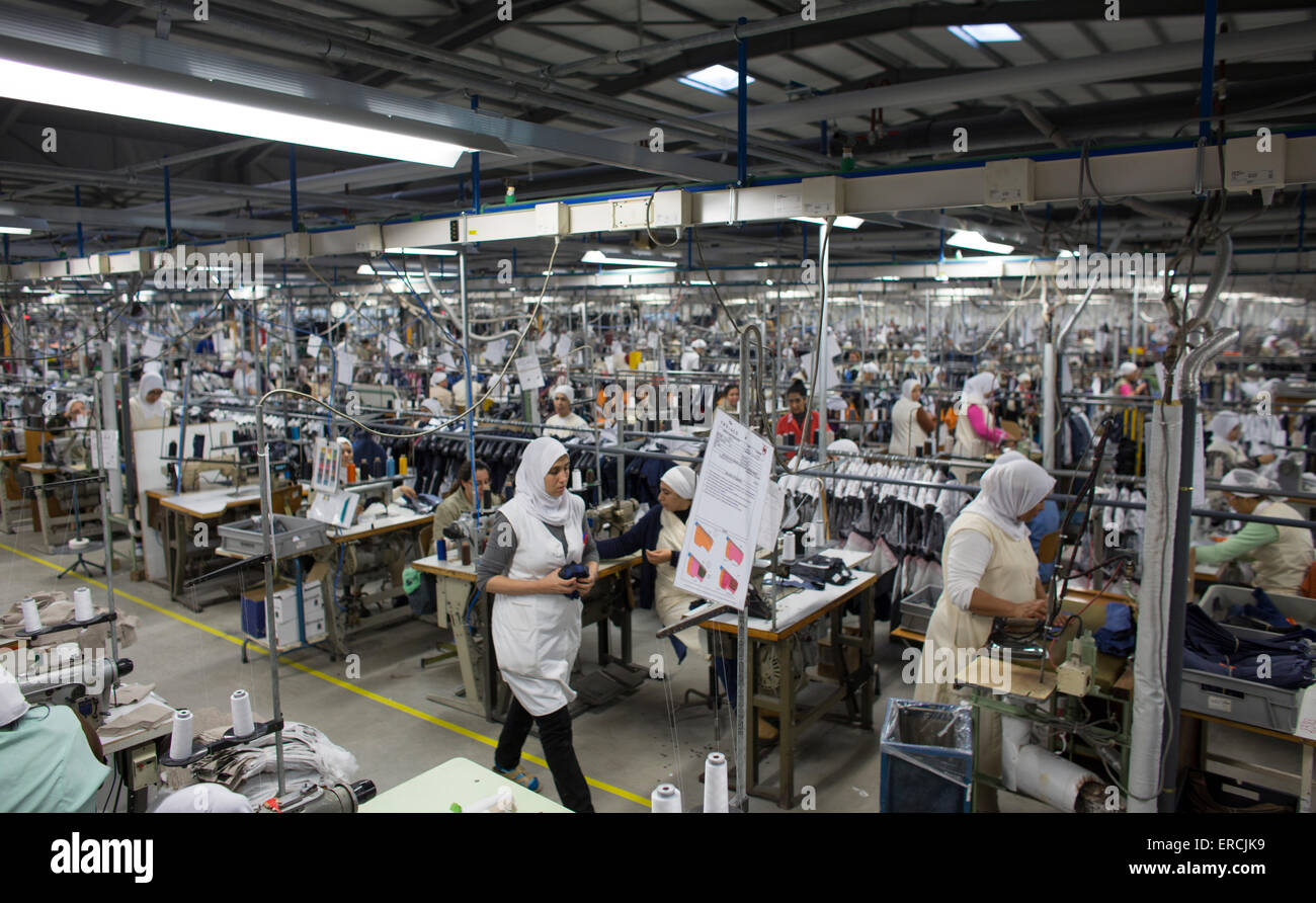 L'usine de décideurs dans le Maroc produit des vêtements pour les Néerlandais des affaires au détail Banque D'Images