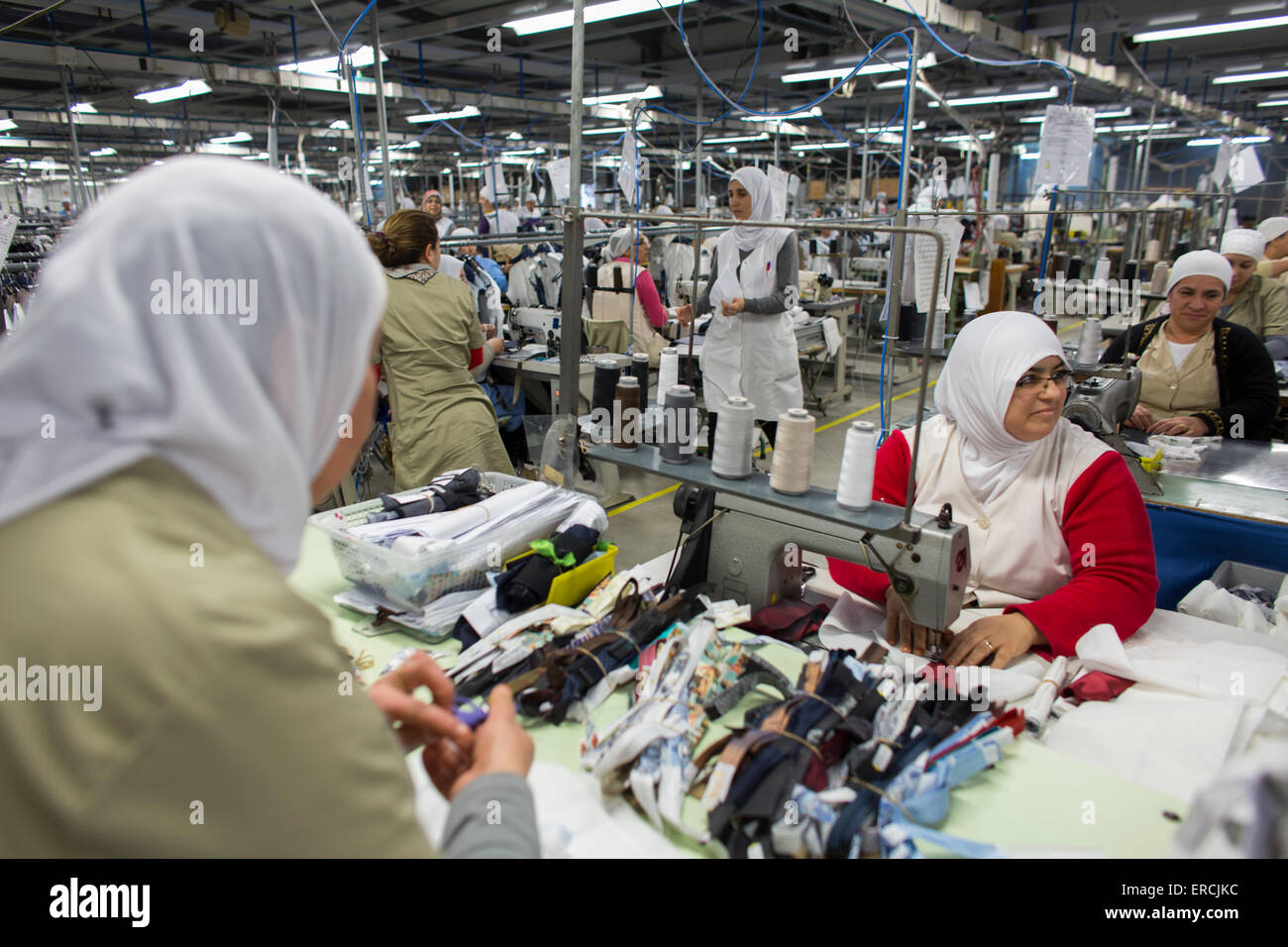 L'usine de décideurs dans le Maroc produit des vêtements pour les Néerlandais des affaires au détail Banque D'Images