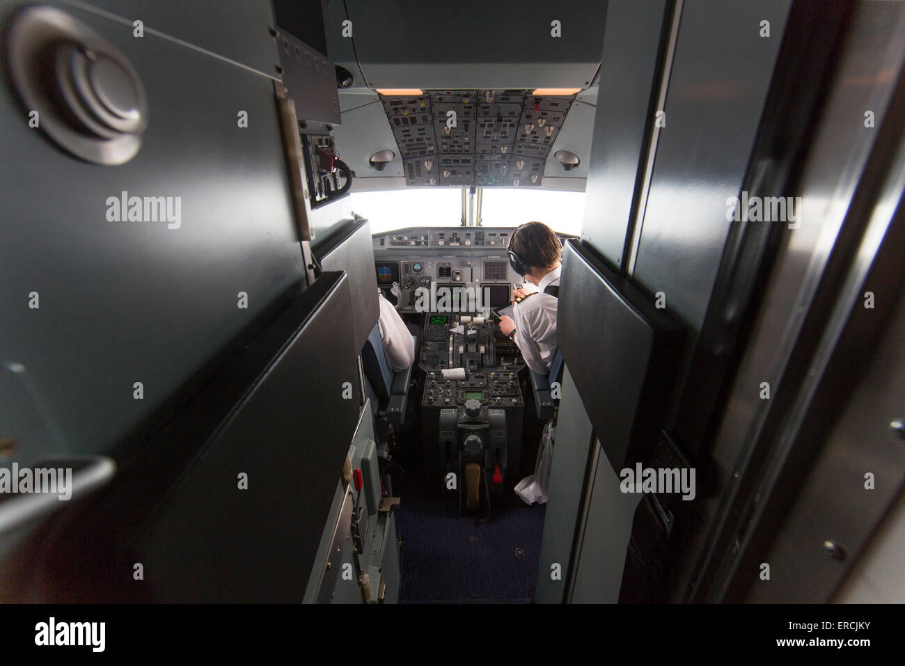 Pilotes dans le cockpit de l'KBX, Fokker 70 du Gouvernement néerlandais Banque D'Images