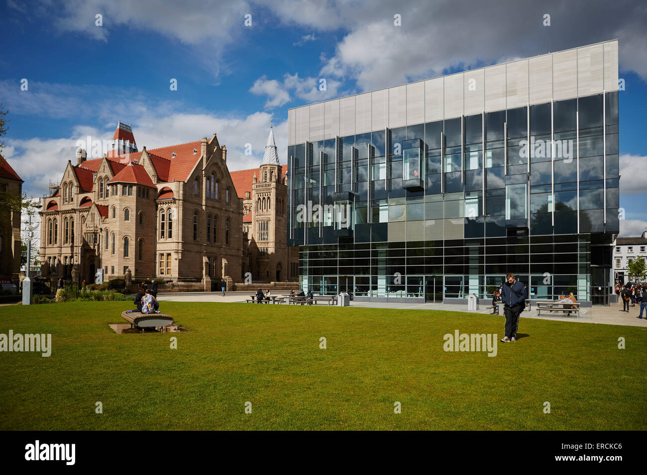 Les étudiants asiatiques de l'Université de Manchester chat entre les enseignements dans le domaine de l'architecte de l'Université propriétés propriété bui Banque D'Images