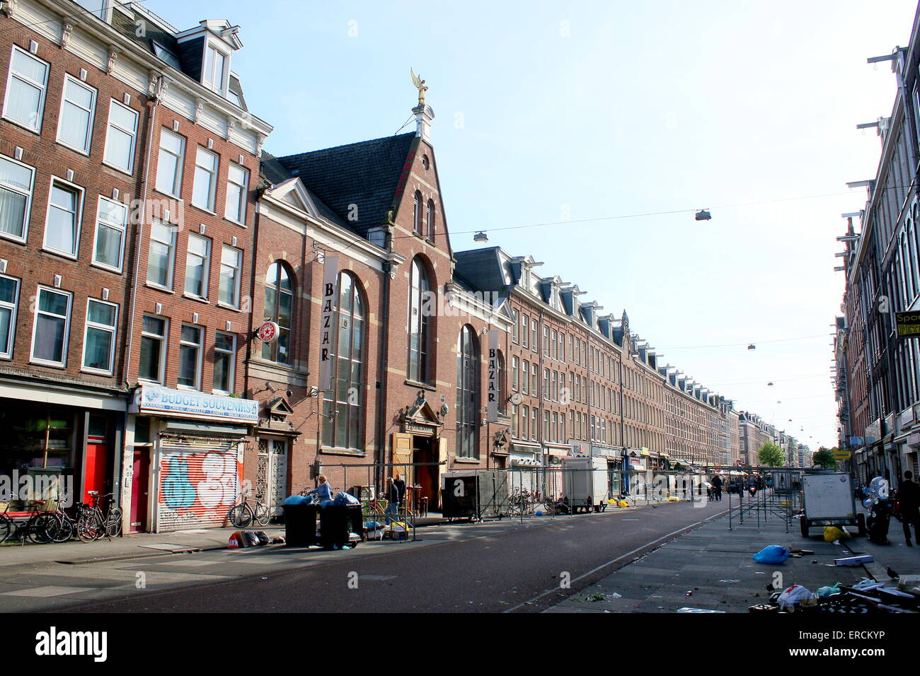 Après scènes de marché au populaire Albert Cuypmarkt, Amsterdam aux Pays-Bas, la rue, les gens maintenant déserte le nettoyage de la corbeille Banque D'Images