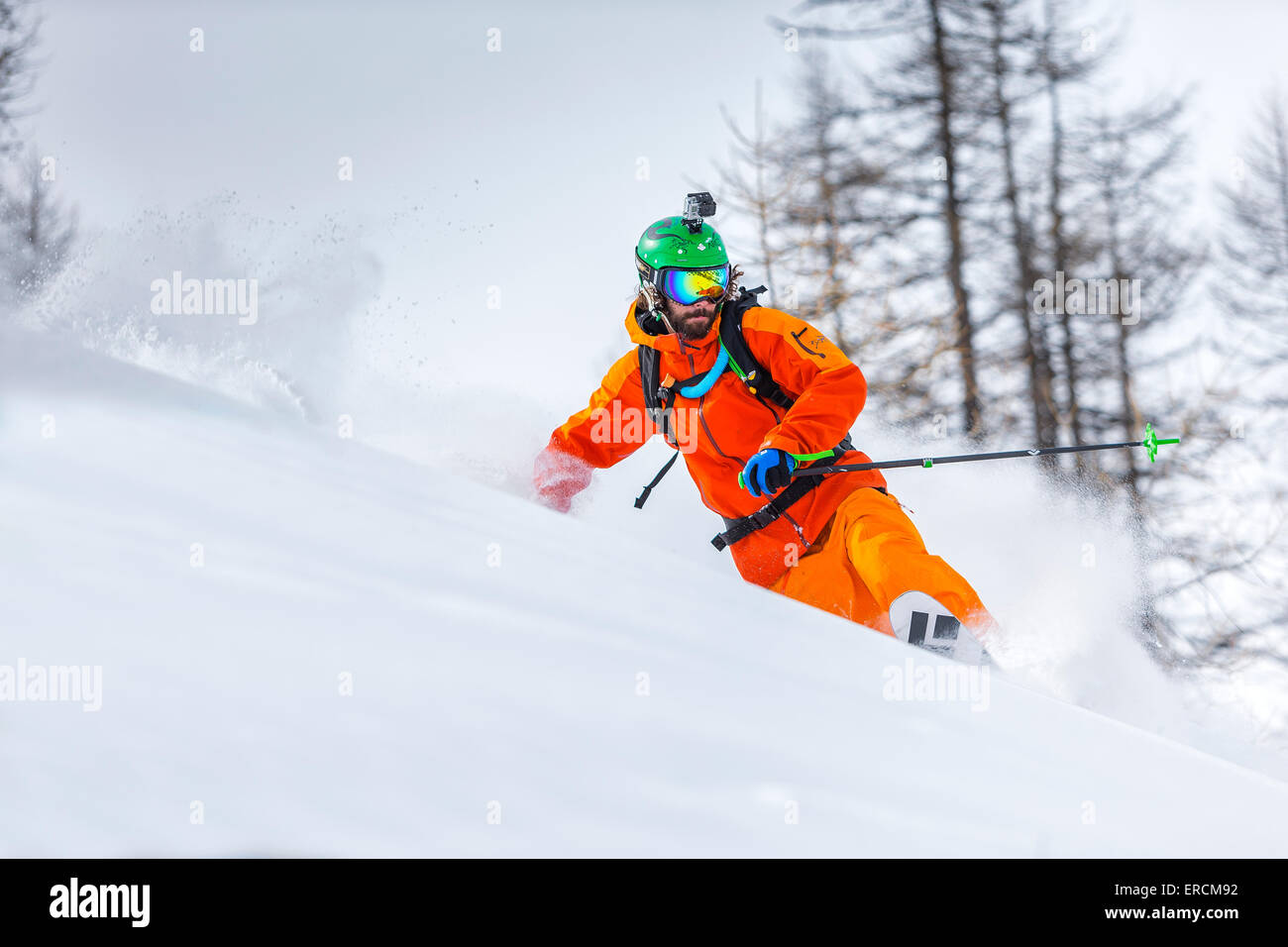 Un homme se transforme avec ses skis de télémark dans un beau bois dans l'ouest des Alpes italiennes Banque D'Images