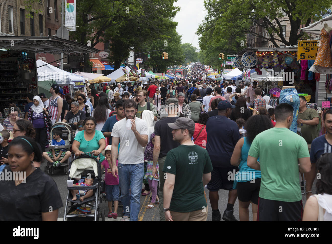 Des foules de gens remplir la 5e Avenue, à une rue du printemps juste dans Park Slope, Brooklyn, New York. Banque D'Images